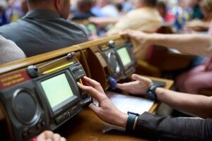 Нардепи відмовилися обмежити зарплати чиновників на максимальному рівні у 80 тисяч гривень 