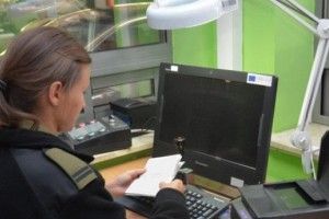 На виїзді з Польщі затримали українку, яка 6 разів змінила прізвище