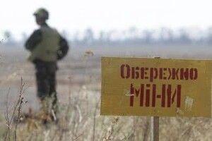 На Донбасі бойовики змусили місцевого жителя йти через заміноване поле