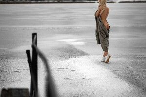 Луцький фотограф зазнімкував дівчину з оголеними на морозі сідницями (Фото 18+)