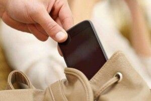 Прокинувся без телефону: на Волині відшукали крадійку 