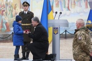 Сьогодні українські десантники одягли темно-бордові берети