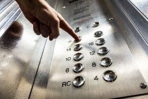 У Рівному в ліфтах застрягли люди. Серед постраждалих є діти