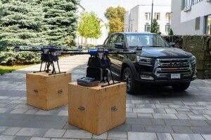 Бойові ударні «Кажани» на голови русні: Порошенко передав техніку десантникам 82-ї бригади