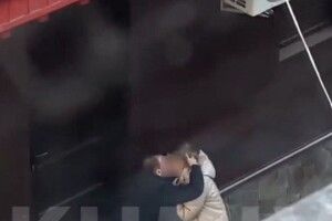 У центрі міста пара зайнялась оральним сексом: її зняли на камеру (Відео 18+)