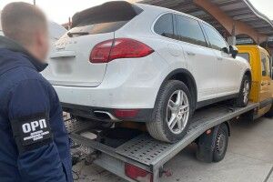 Чоловіки з Рівного намагалися ввезти три позашляховики, як гуманітарну допомогу