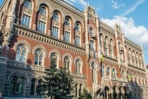 Гривня подешевшала перед довгими вихідними