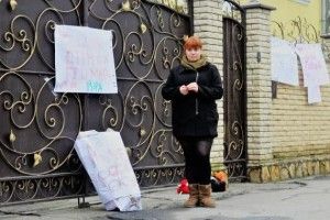 У Вінниці під єпархію УПЦ МП принесли труну з написом: «Кубло російського окупанта»