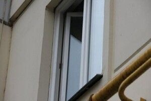 42-річний хворий на COVID чоловік стрибнув з сьомого поверху (Фото)