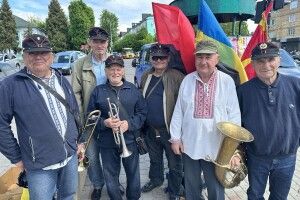 Грають заради ЗСУ: на Волині самодіяльний оркестр знову вийшов на вулиці