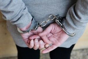 Забив до смерті та ліг спати: затримали вітчима, який вбив 10-річну падчерку (Фото)