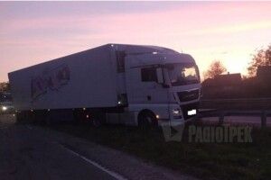 На трасі біля Рівного вантажівка знесла майже 40 метрів відбійника (Фото)