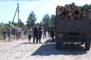 Жителі волинського села перекрили дорогу і не дають вивозити ліс