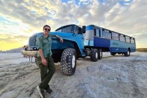 Покусали ґедзі: у популярного ведучого Дмитра Комарова після візиту на Полісся розпухло обличчя (Фото)
