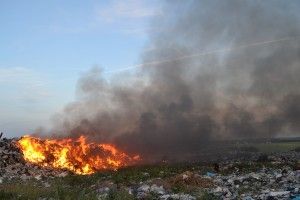 У Рівненському районі горіло сміттєзвалище