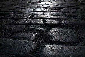 Ями по коліна: небезпечний двір у Луцьку