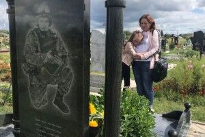 «Знає тата лише з фотографій»: коли він загинув під Іловайськом, Ані було 9 місяців 