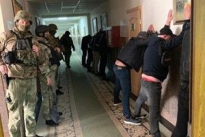 Бізнесмен, який перебуває в розшуку, з «тітушками» напав на офіс Служби автодоріг 