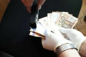 Секретарку приймальної комісії коледжу впіймали на хабарі у 1000 євро 