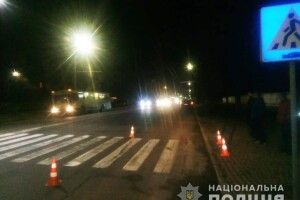 Двоє пішоходів травмувалися під колесами автомобіля