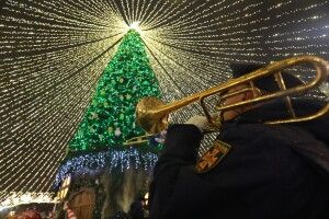 Оркестр ДСНС заграв «Let it snow» та «Jingle Bells Rock» біля головної ялинки України