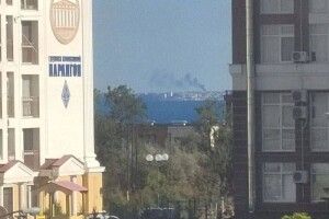 У Севастополі в районі аеропорту «Бельбек» підіймається чорний дим