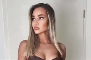 «Гаряча вихователька» розлютила мережу, одягнувши міні та панчохи, щоб спокусити батьків (Відео)