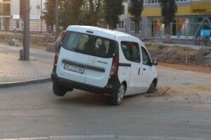 Автівка провалилася у яму на перекритому проспекті Волі у Луцьку