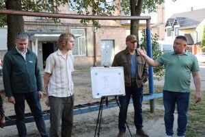 Без бар'єрів і з круговим рухом: як зміниться прибудинкова територія на Хурсенка у Луцьку (Фото)
