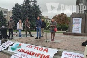 У центрі Рівного мітингують проти вакцинації вчителів