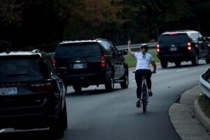 У США дівчину звільнили з роботи за непристойний жест кортежу Трампа  