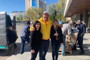 Норжевець здолав 2000 кілометрів, щоб привезти до Луцька допомогу для України (Фото)