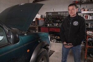 На Волині поляк безкоштовно відновлює автівки на фронт (Відео)