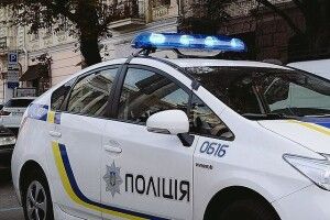 На Рівненщині озброєний водій запропонував поліцейським 400 доларів хабара