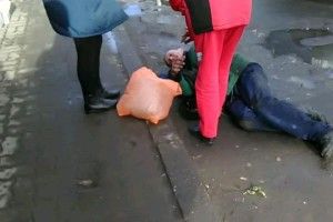 У Луцьку муніципальний інспектор врятував непритомного п’яницю