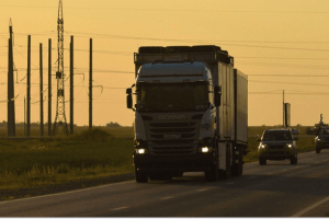 Вантажівка буквально переїхала легковик: внаслідок аварії загинув водій «Таврії» (Фото)