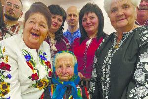 100-річна Домініка Залуська з Камінь-Каширщини щодня просить Бога, аби вберіг на фронті правнука 