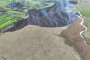 Оприлюднили відео гасіння масштабної пожежі очерету біля Луцька