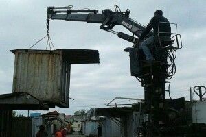 У Луцьку продовжують вивозити контейнери зі Старого ринку