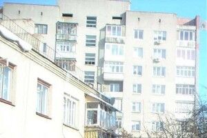 Жителям луцької багатоповерхівки перекрили гарячу воду через витік у мережі