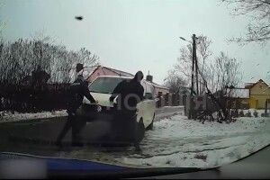 Показали відео, як патрульні штовхають бус з дороги (Відео)