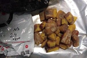З двома валізами бурштину китаєць намагався вилетіти з України (Фото)