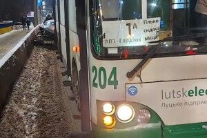 Посеред Луцька аварія за участю тролейбуса та автівки (Фото)