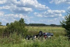 У курортній зоні на Волині зіткнулися дві автівки: одна перекинулась, інша в’їхала на могилки (Фото)