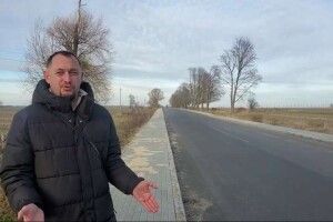 Тротуари у полі: на Рівненщині між селами виклали тротуари бруківкою