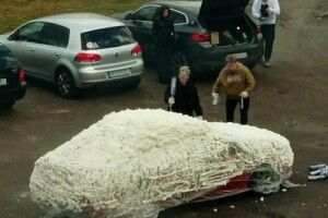 Скандальний блогер залив автівку матері монтажною піною