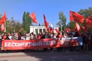 Ледве зібрали людей: в окупованому Херсоні росіяни провели зібрання з триколорами