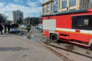 Серед білого дня в центрі Луцька загорівся автомобіль