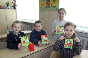 Луцькі другокласники взяли участь у майстер-класі «Веселкою на Великдень сонце виграє» (фото)