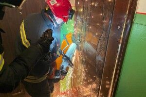 Щоб врятувати хворого, у Луцьку вирізали двері до квартири